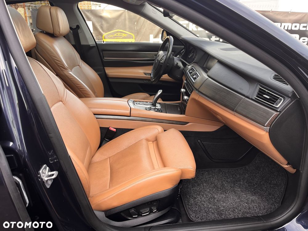 BMW Seria 7 750i xDrive - 35