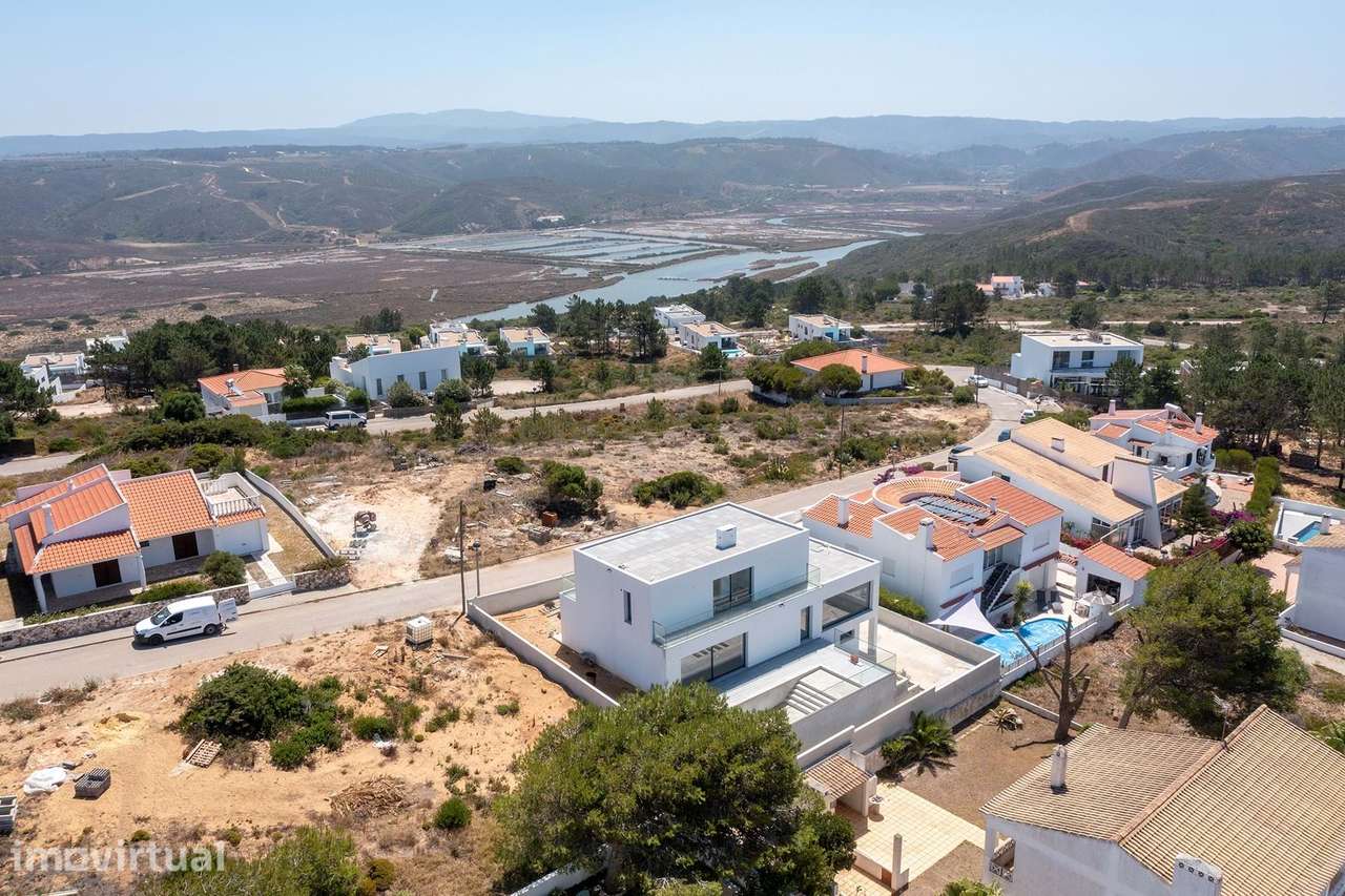 MORADIA MODERNA T4 EM CONSTRUÇÃO COM PISCINA; GARAGEM E VISTAS DISTANT - Grande imagem: 3/13