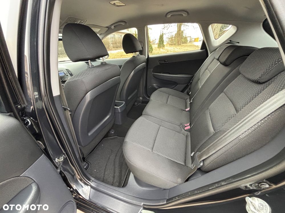 Hyundai i30 i30cw 1.6 CRDi FIFA WM Edition - 17