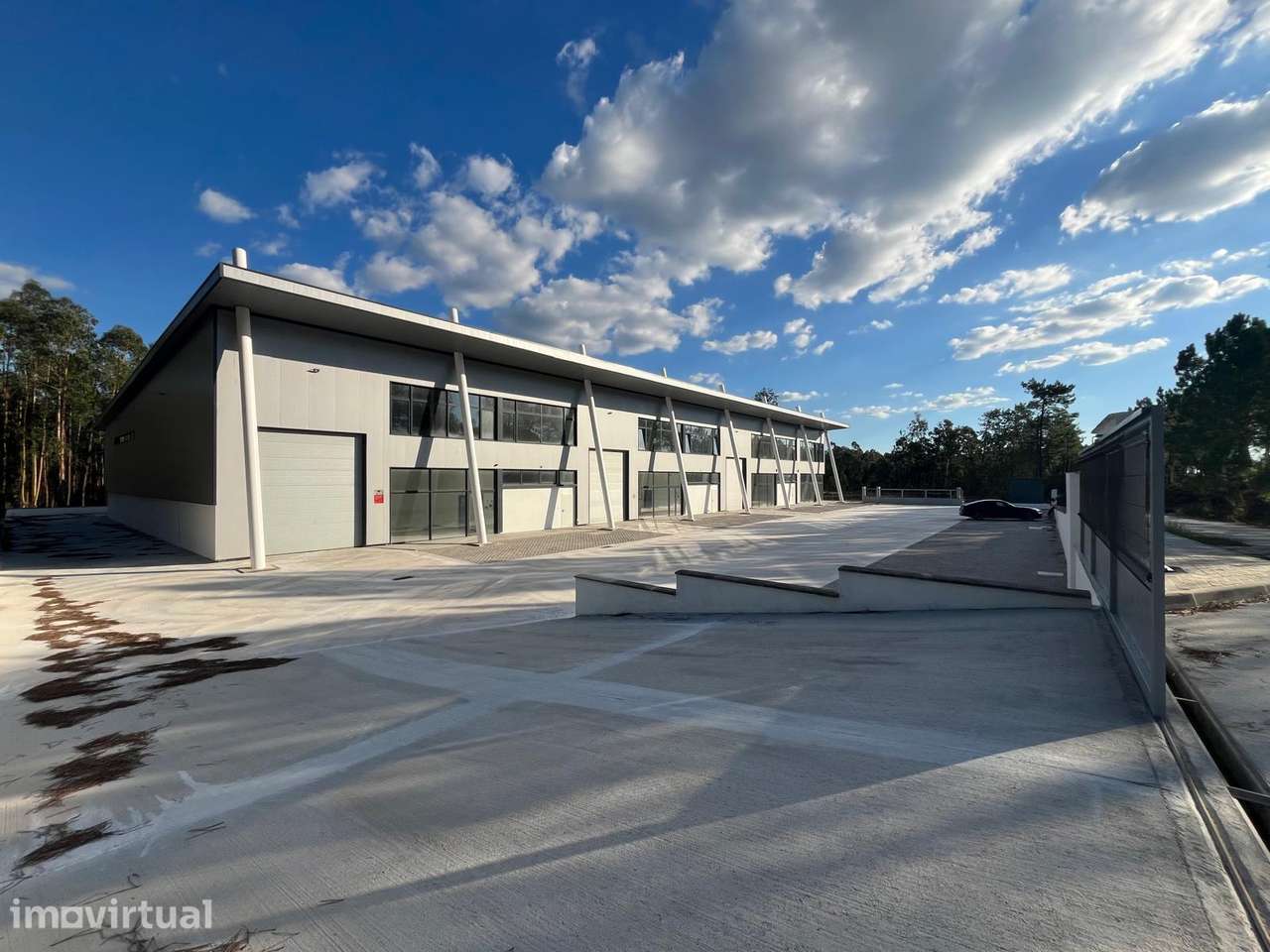 Armazém Virado para a A8 em Maceira - Grande imagem: 5/26