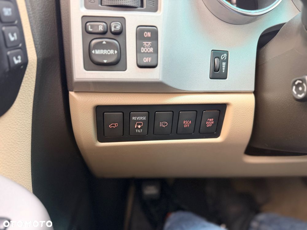Toyota Sequoia - 31