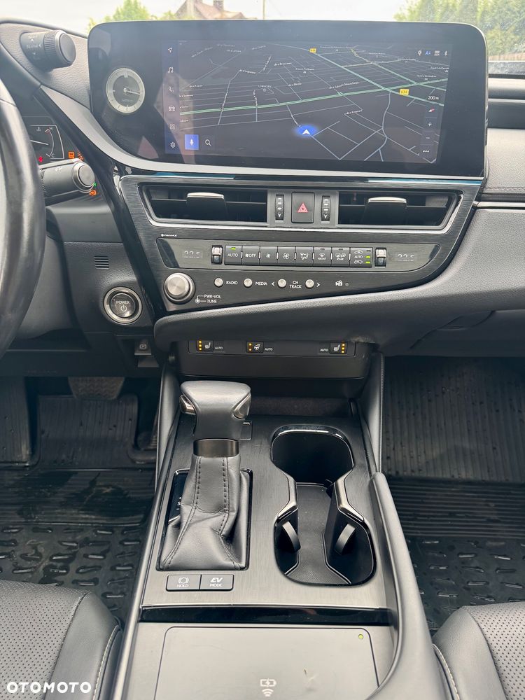 Lexus ES 300h Business Edition + - 11