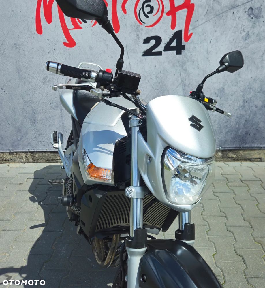 Suzuki GSR - 16