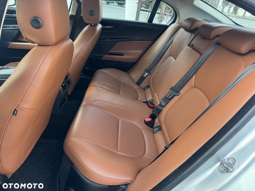 Jaguar XE 20d Portfolio - 22