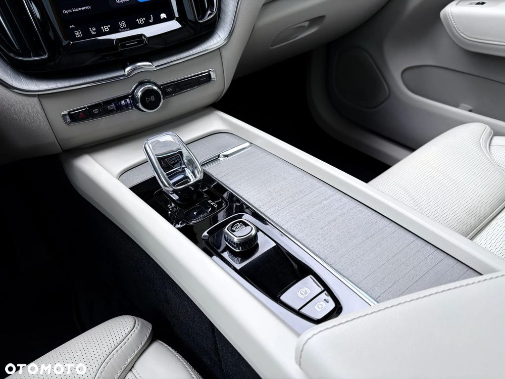 Volvo XC 60 B4 D AWD Plus Dark - 26