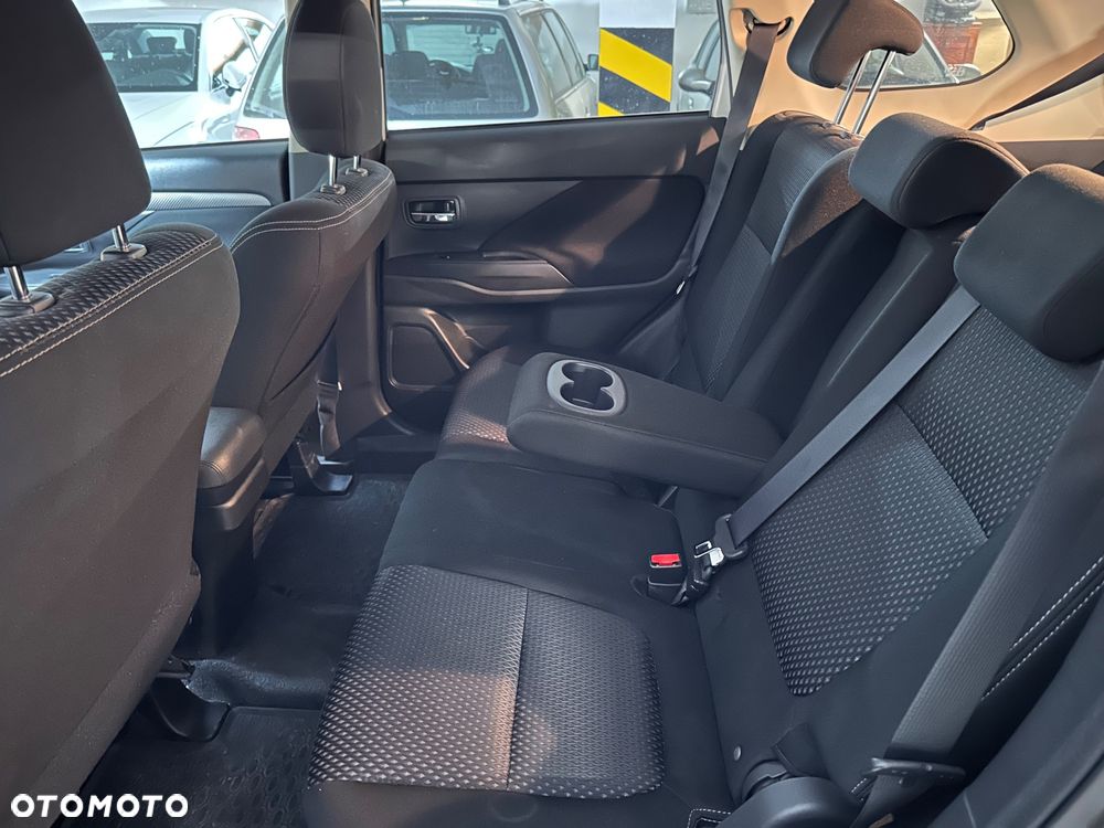 Mitsubishi Outlander 2.0 Instyle + 4WD CVT - 17