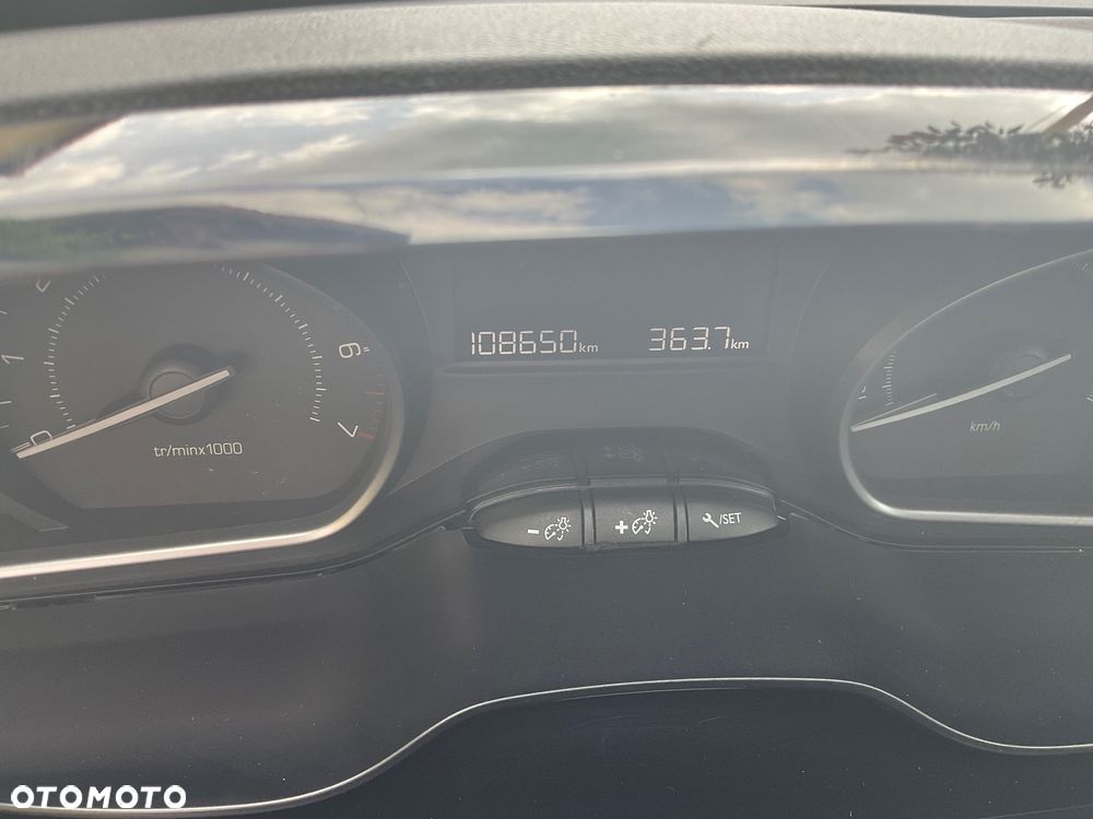 Peugeot 208 - 30