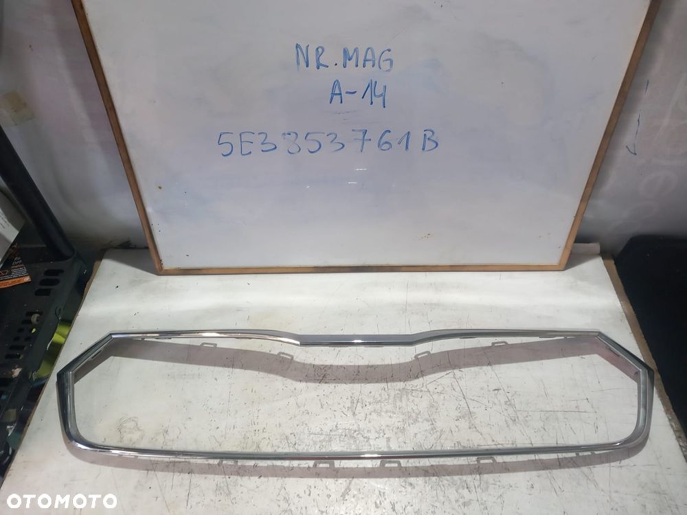 RAMKA ATRAPY CHROM SKODA OCTAVIA IV 5E3853761B - 1