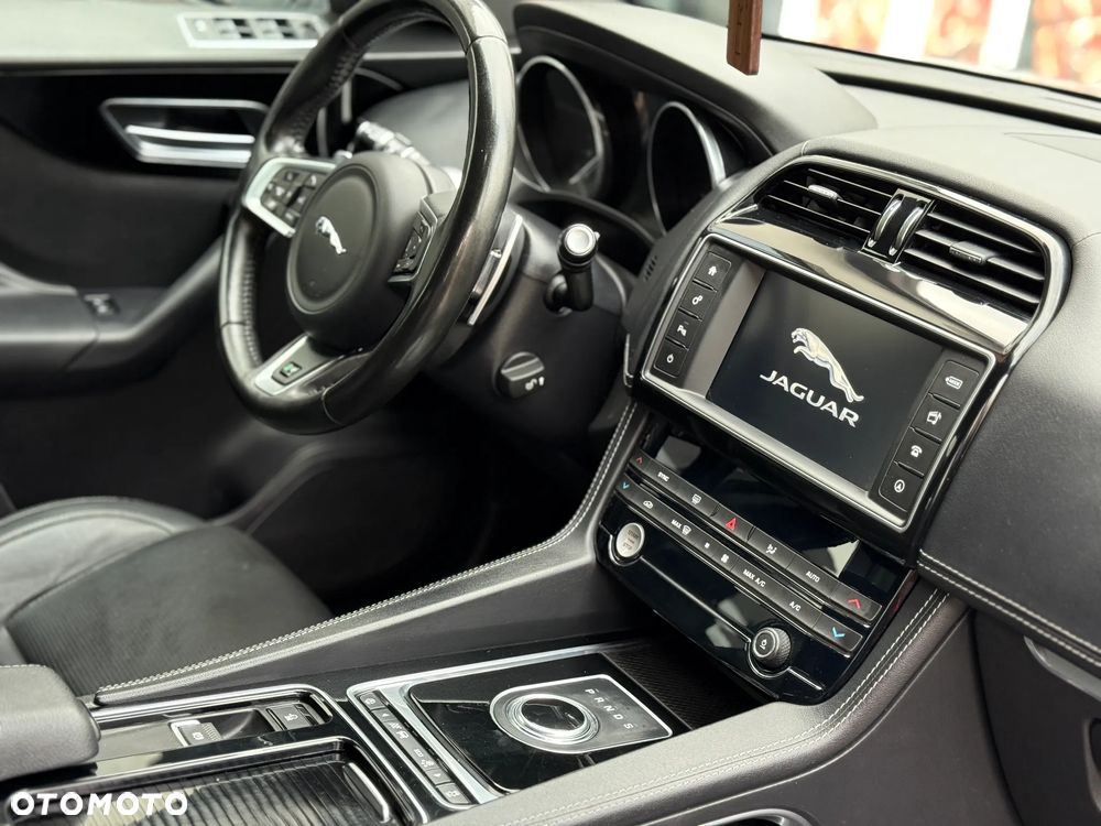 Jaguar F-Pace 20d AWD R-Sport - 36