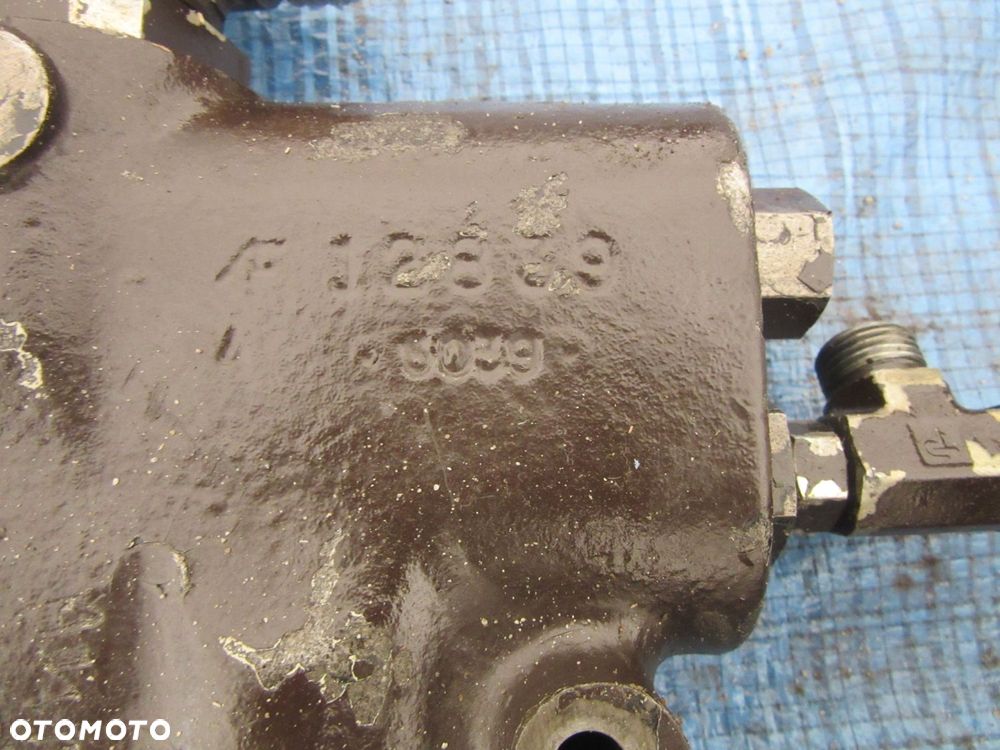 Zawór pierwszeństwa priorytetowy 9821382 New Holland 8670 8770 8870 8970A - 2