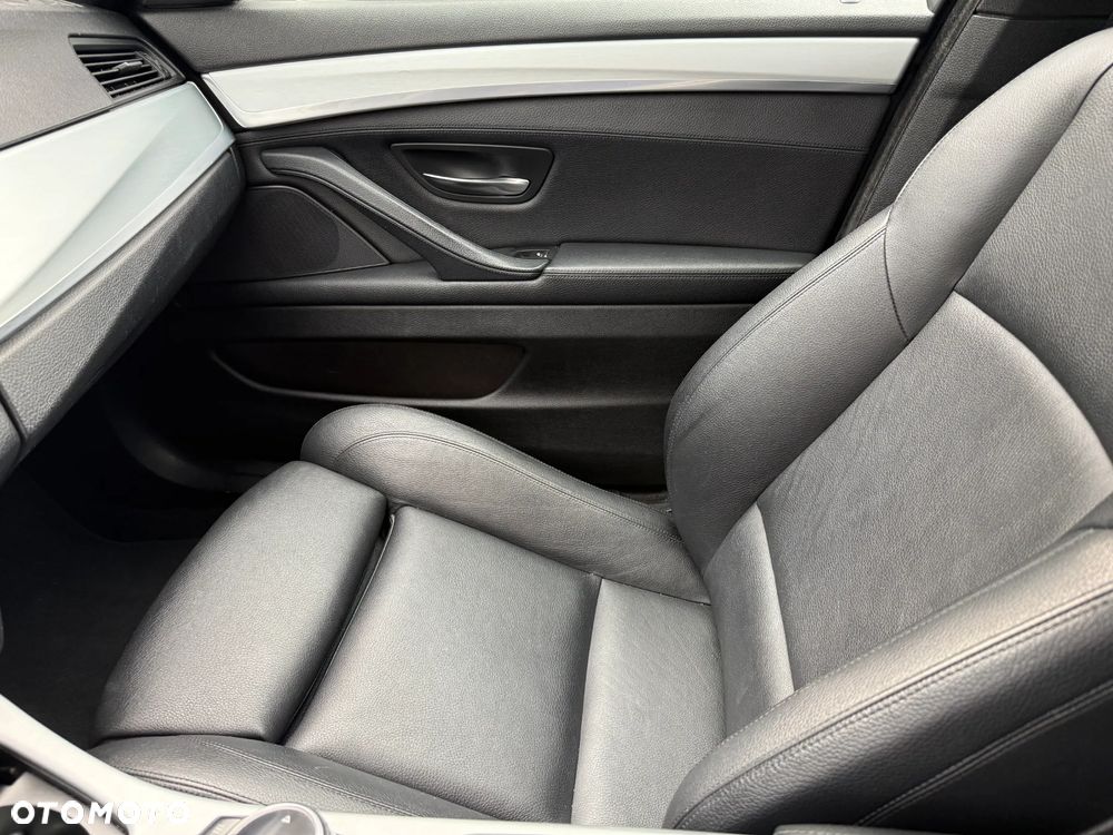 BMW Seria 5 520d xDrive - 13