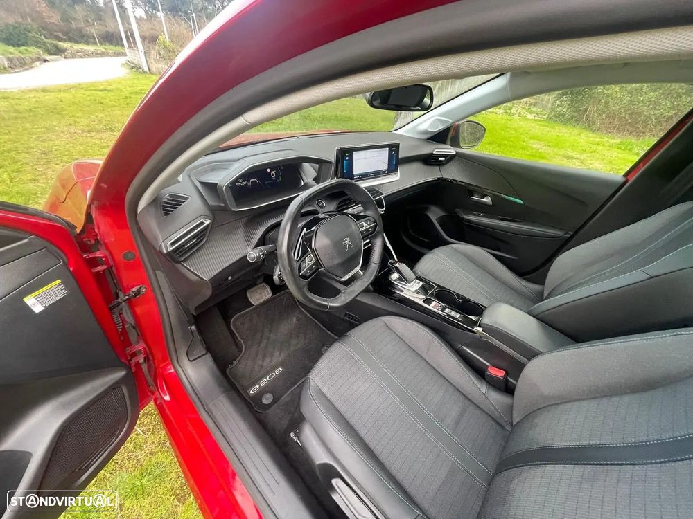 Peugeot e-208 Allure - 8
