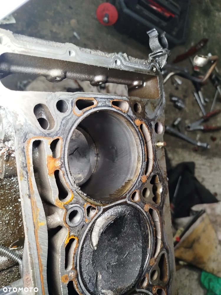 Audi A4 B81.8 T silnik CDH dół silnika - 16