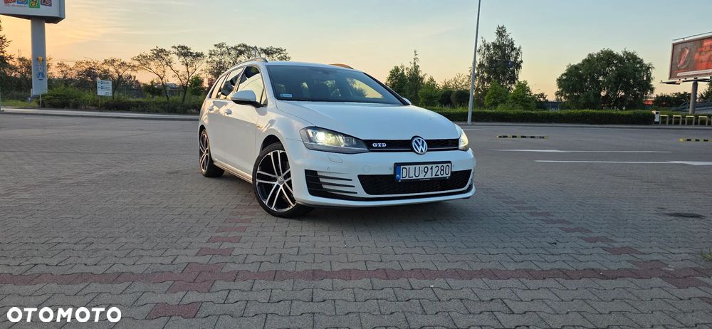 Volkswagen Golf - 1