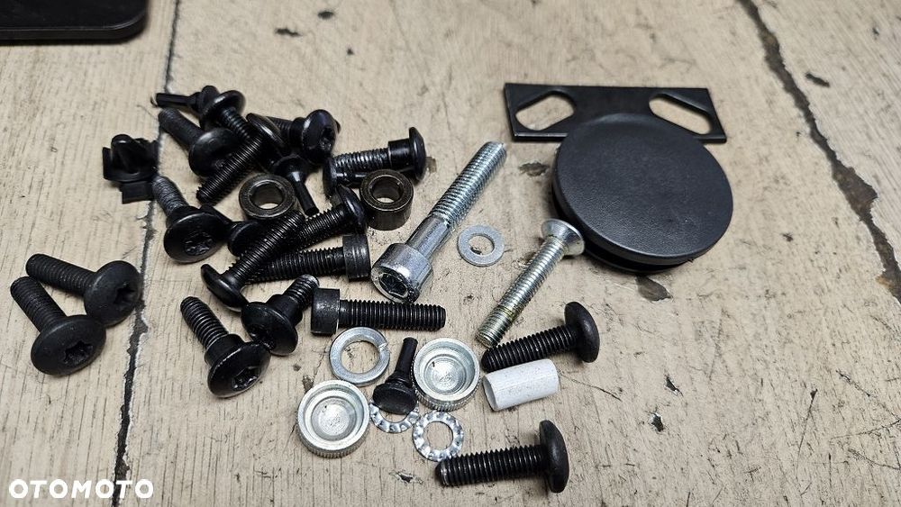 Mocowanie tablicy osłona nakładka chrom śruby Vespa - 9