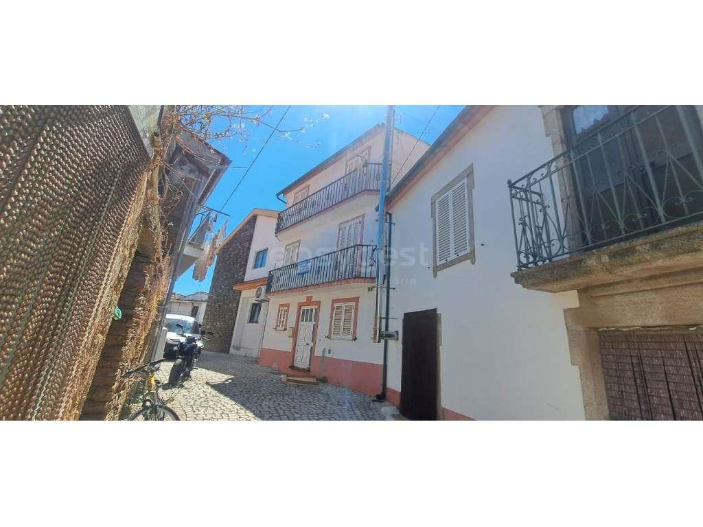 Moradia com garagem em Meirinhos, Mogadouro
