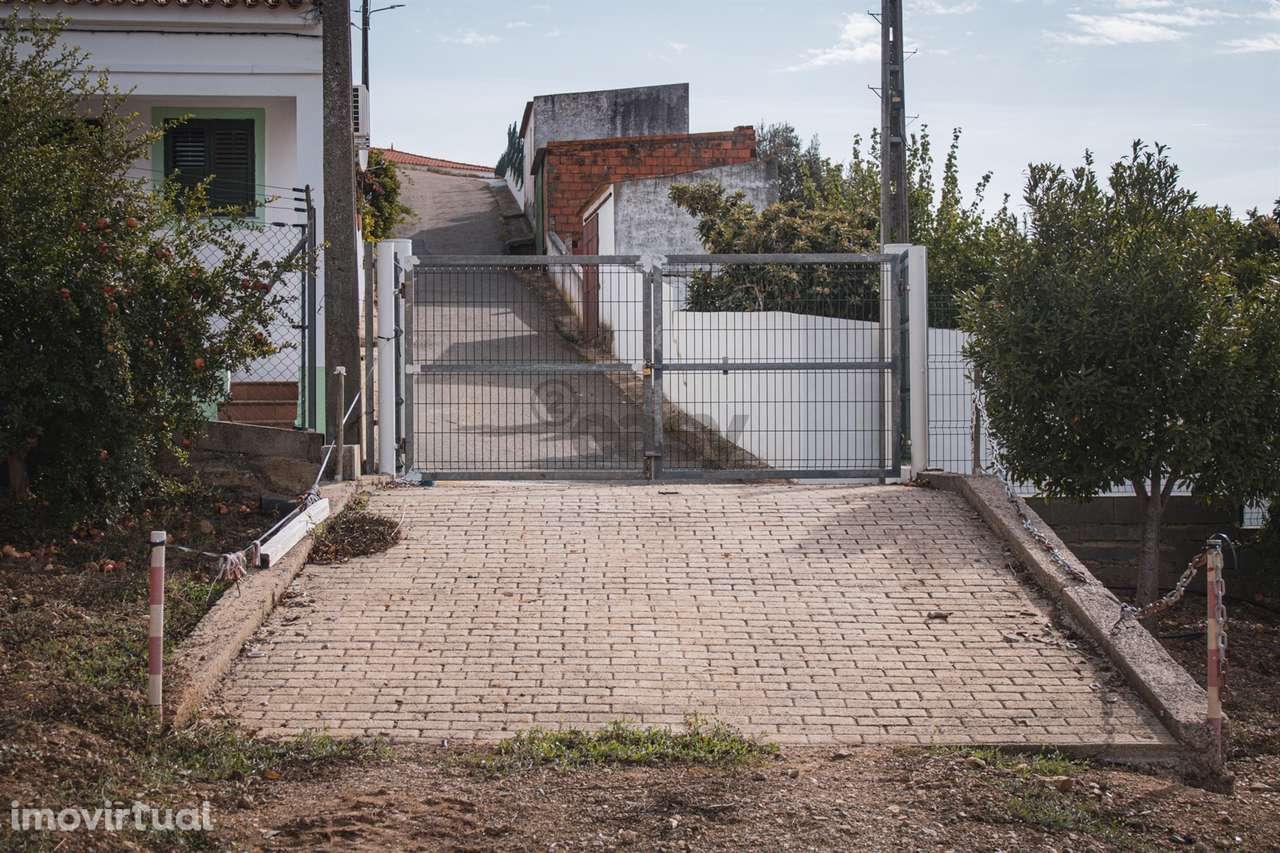 Moradia T2 com Terreno, armazém e parqueamento - Grande imagem: 5/36