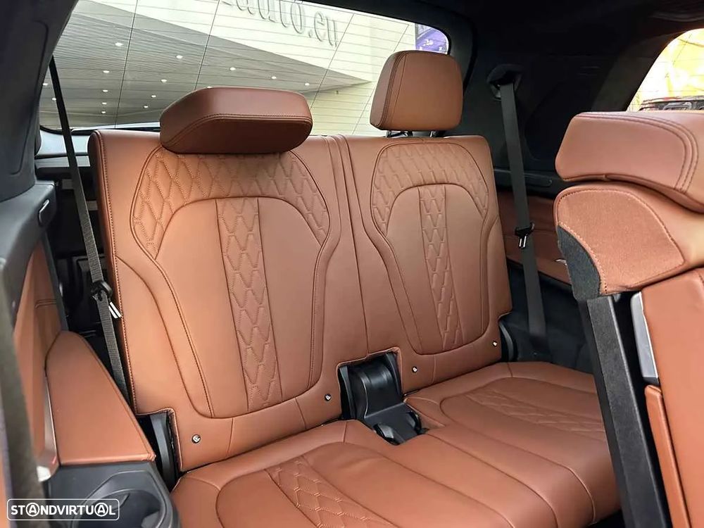 BMW X7 M M60i - 40