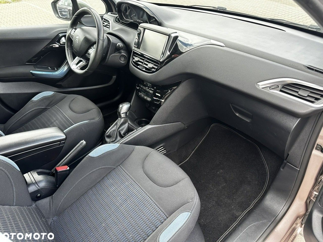 Peugeot 208 - 12