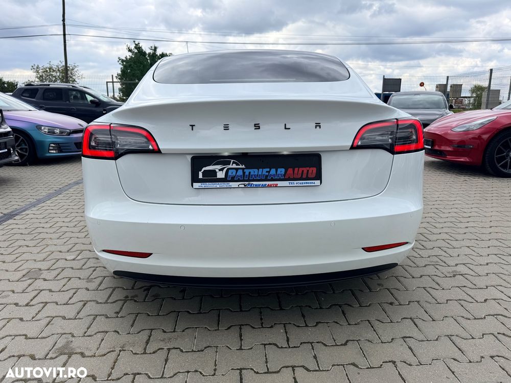 Tesla Model 3 - 4