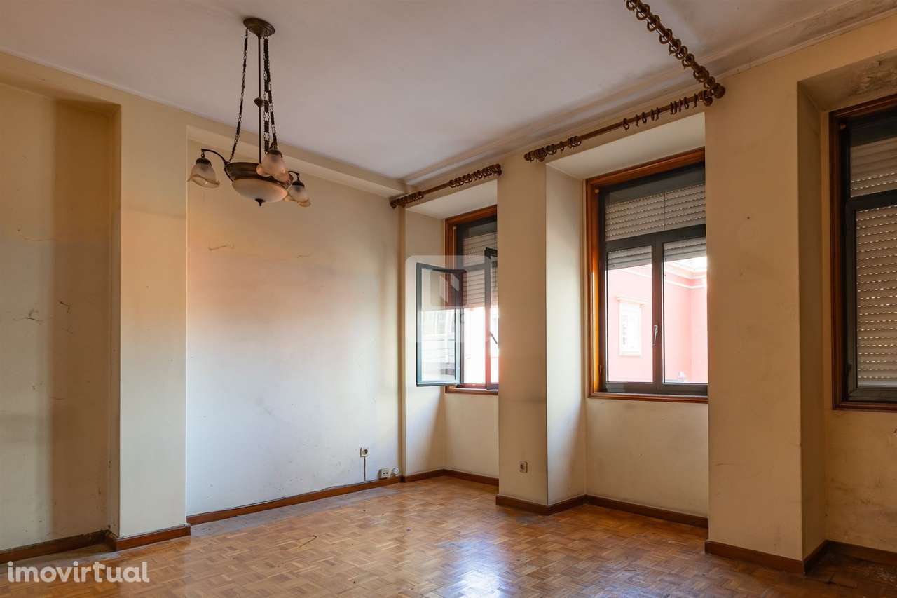 Prédio para recuperar, com elevador na Baixa do Porto - Grande imagem: 4/39