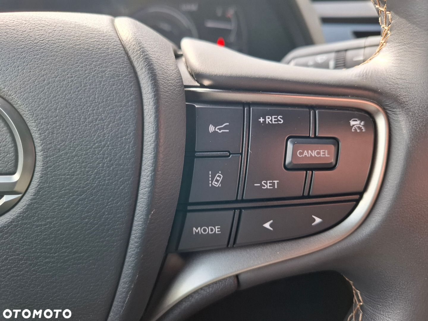Lexus UX - 35
