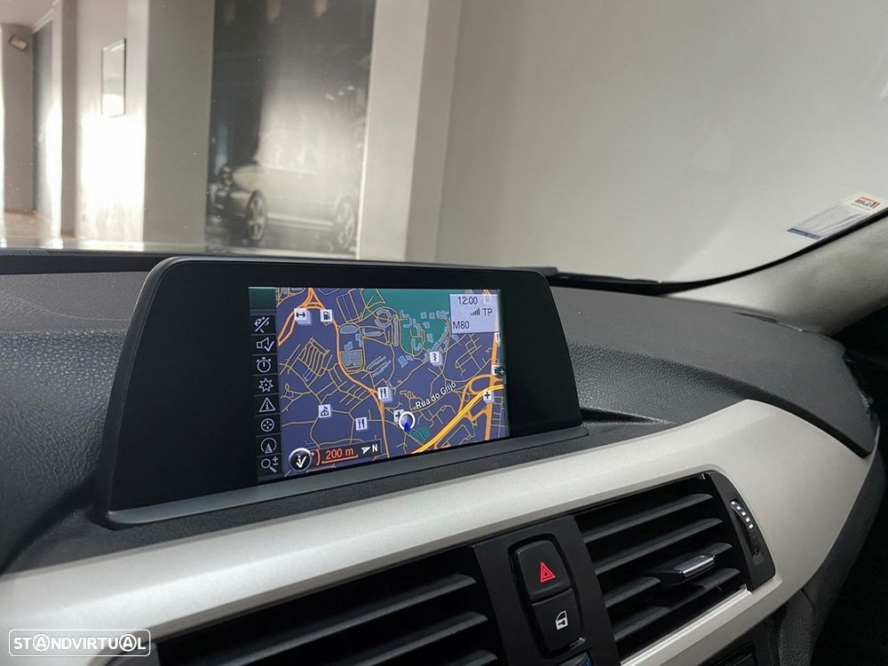 BMW 318 d Auto Exclusive - 18