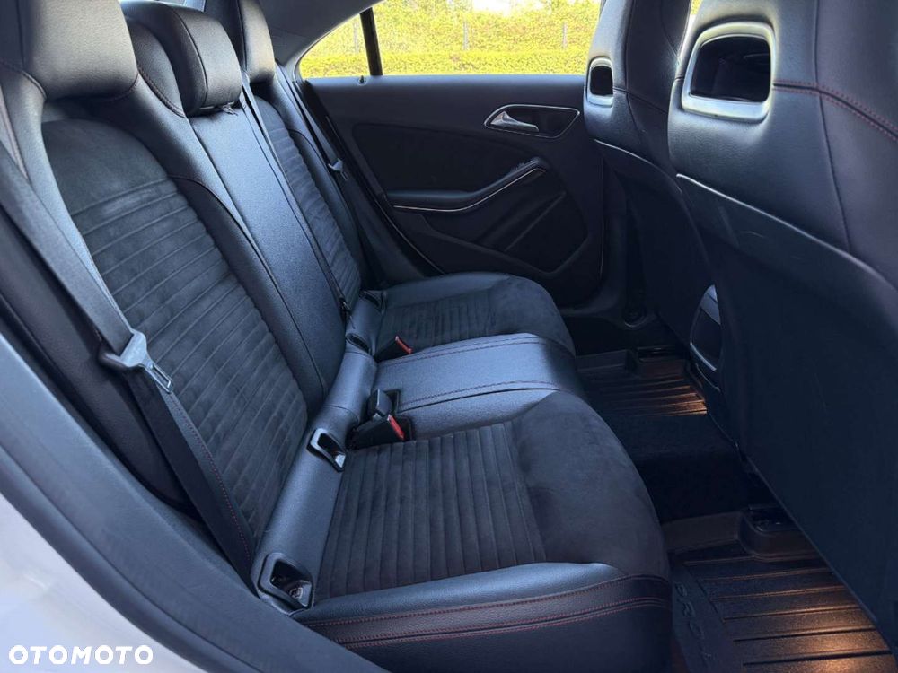 Mercedes-Benz CLA 200 7G-DCT AMG Line - 35