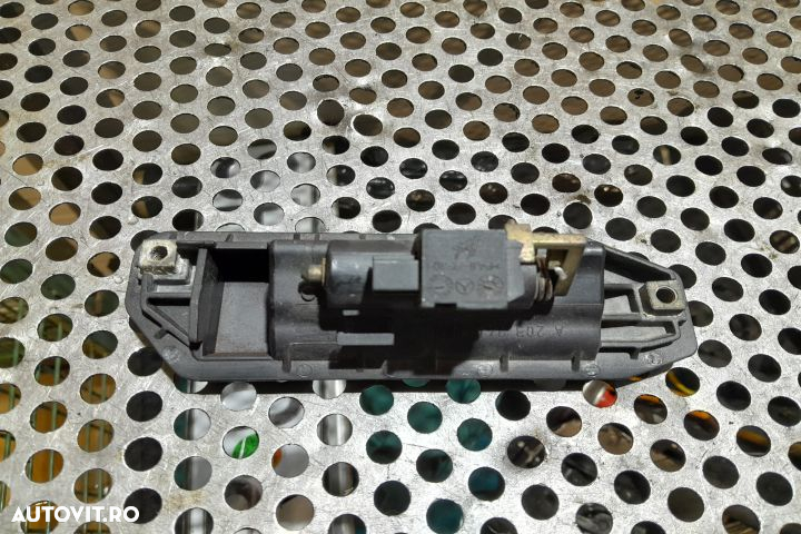 Buton deschidere capota portbagaj din interior A2037401193 Mercedes-B - 2