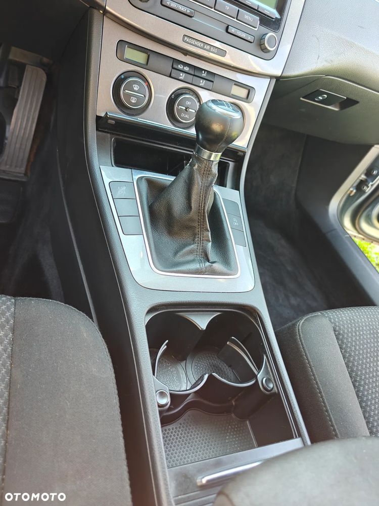 Volkswagen Passat 2.0 TDI DPF BlueMot Trendline - 31