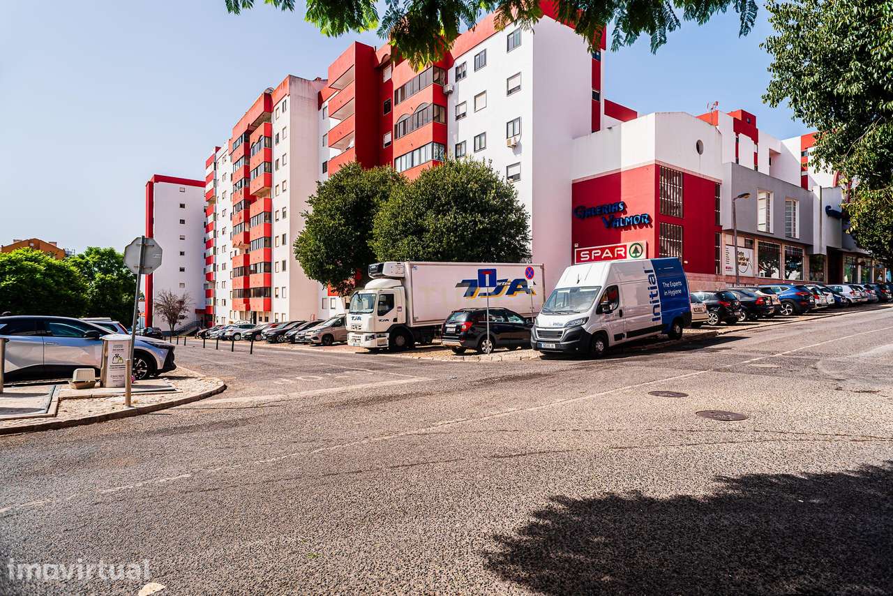 T3 em Matarraque – Tranquilidade, Jardim e Excelentes Acessos - Grande imagem: 2/31