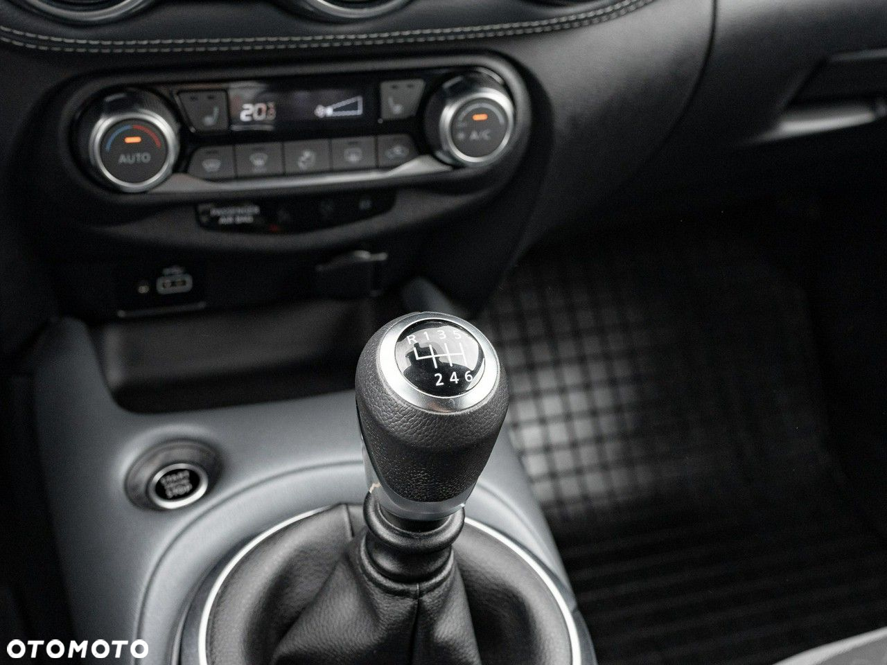 Nissan Juke 1.0 DIG-T N-Connecta - 19