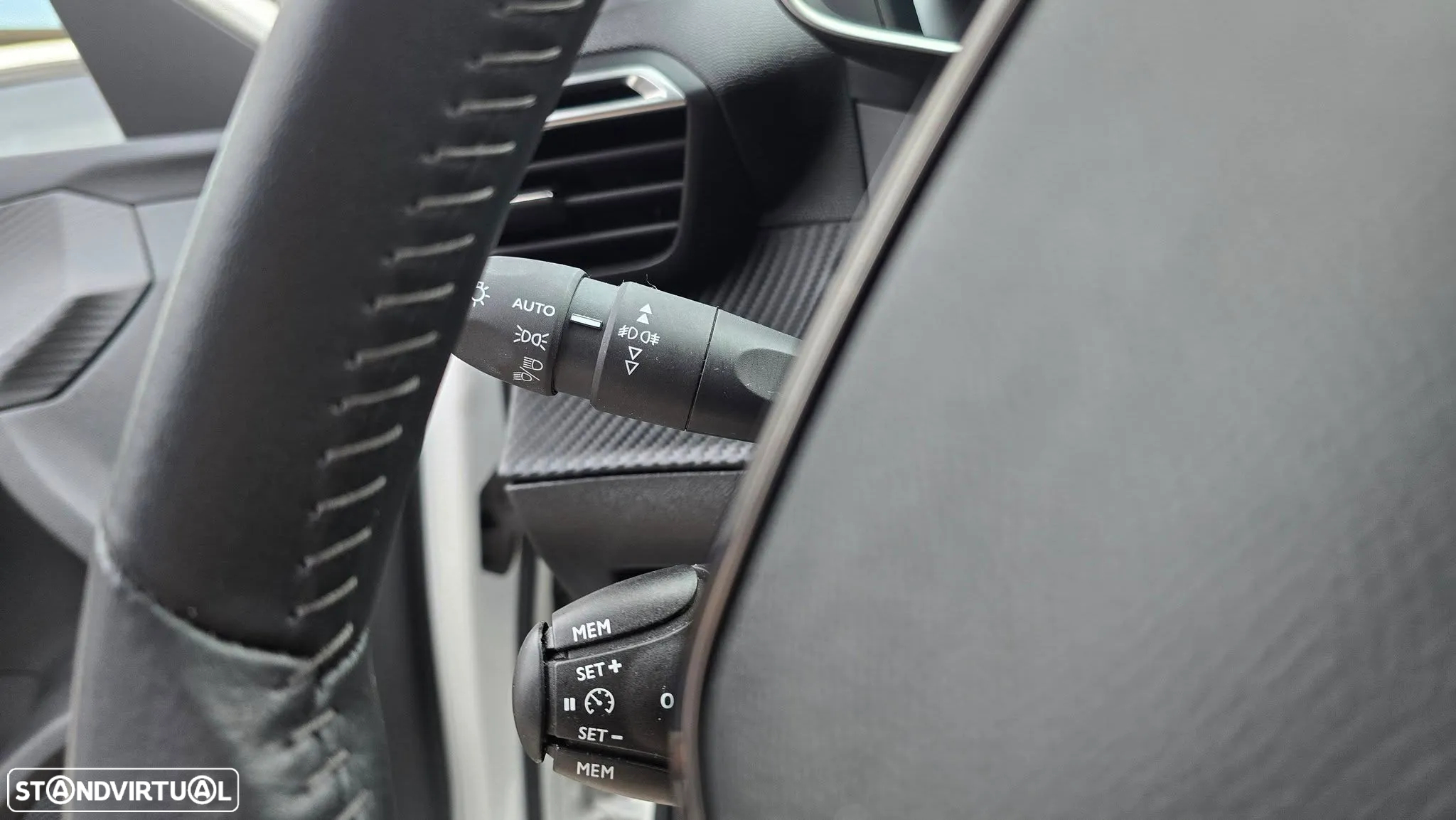 Peugeot 2008 1.2 PureTech Allure - 17