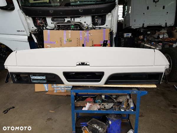 Schowki górne półka konsola Mercedes Actros MP4 Arocs Antos