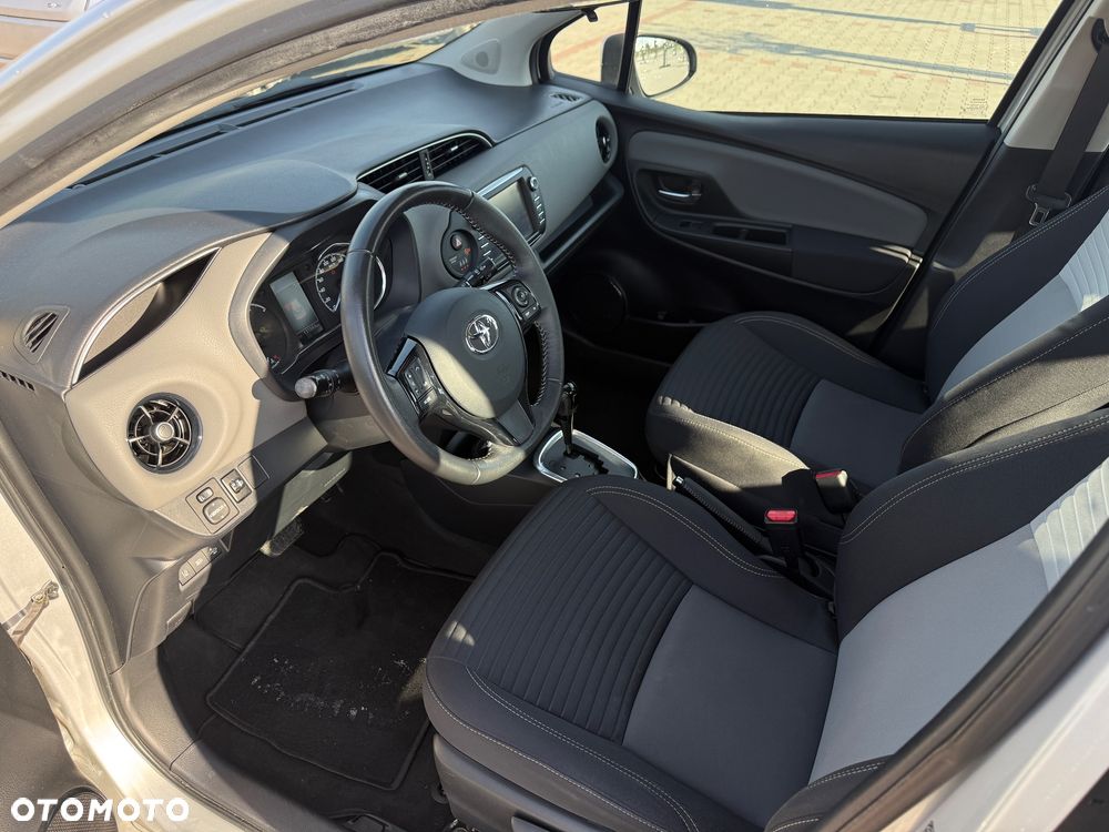 Toyota Yaris Hybrid 100 Dynamic - 13