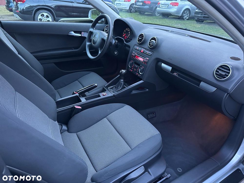 Audi A3 3-drzwiowe 1.6 Attraction - 20