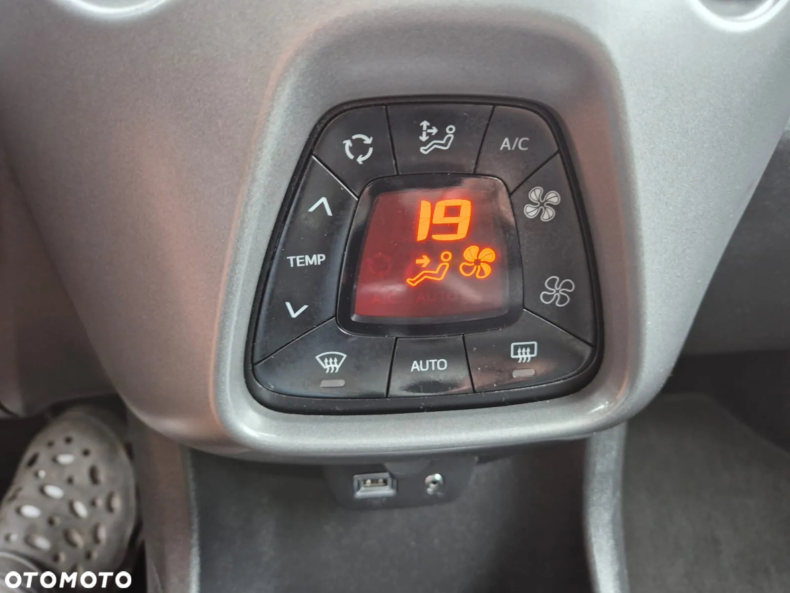 Toyota Aygo x.shift x-play connect - 16