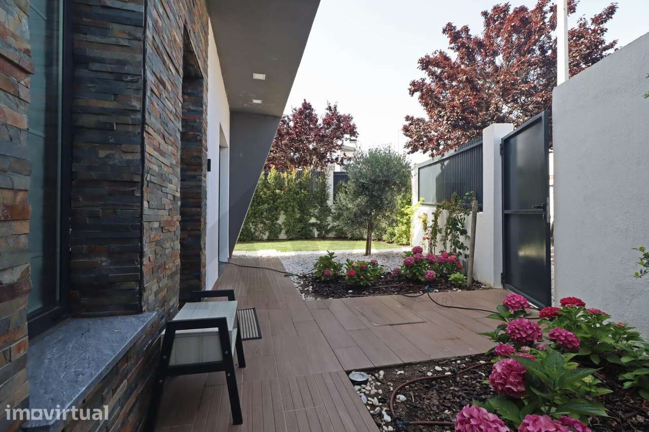 Exclusiva Moradia T6 Independente com Jardim e Piscina - Grande imagem: 4/26