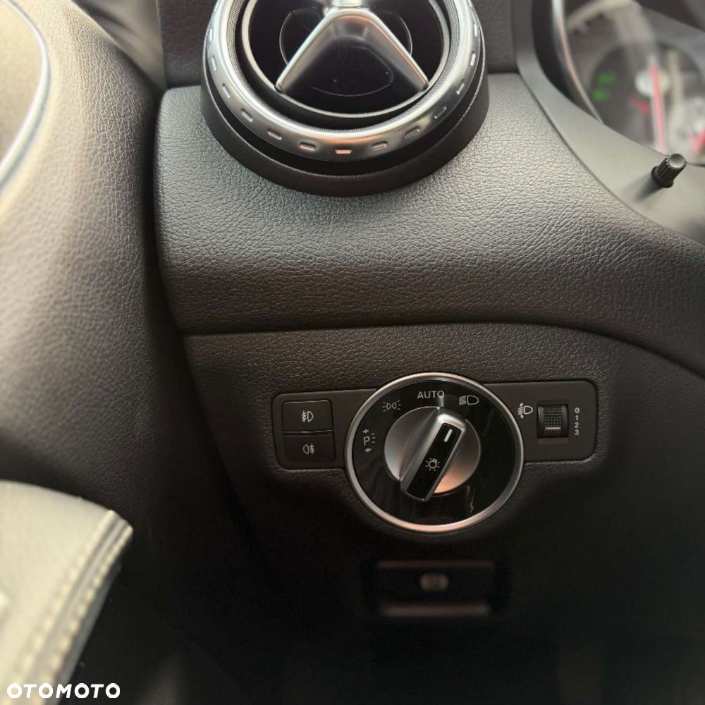 Mercedes-Benz GLA - 33