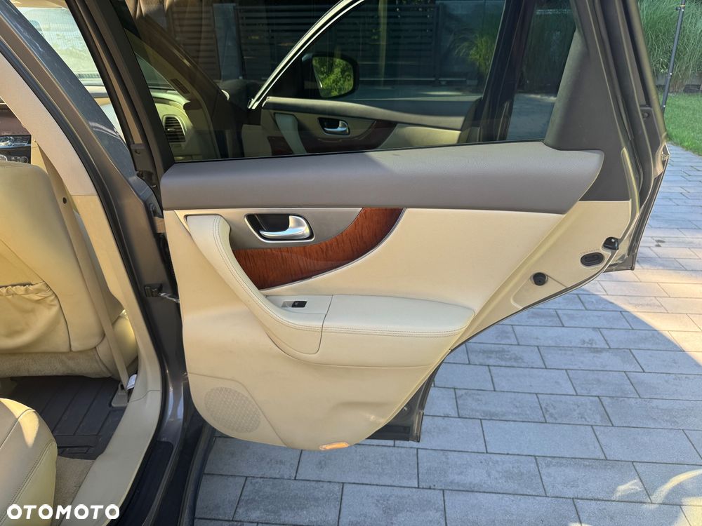Infiniti QX70 - 31