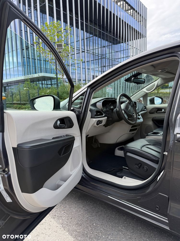 Chrysler Pacifica - 21