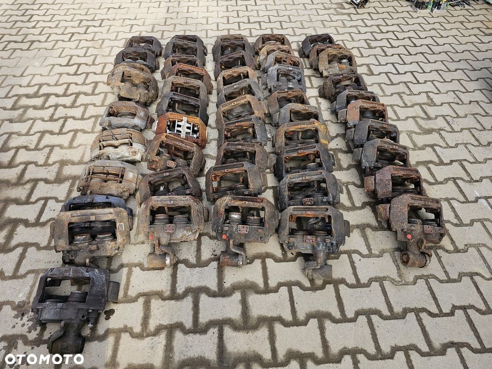 Mercedes Vario Tył lewy prawyZacisk hamulcowy demontaż - 4