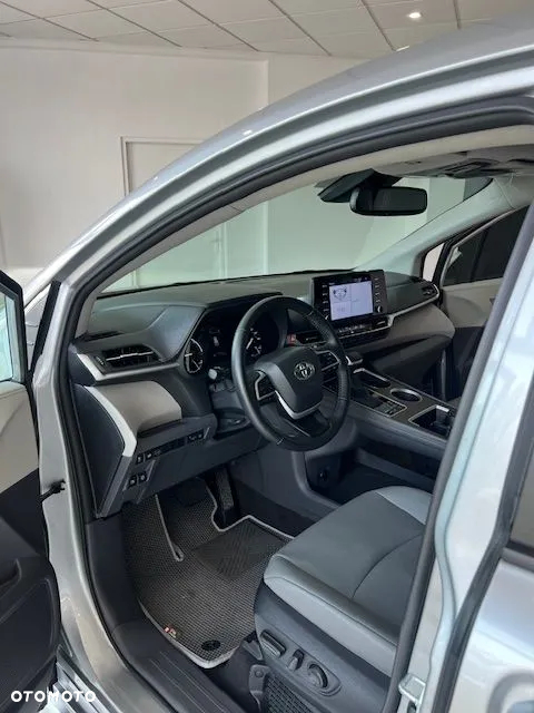 Toyota Sienna - 10