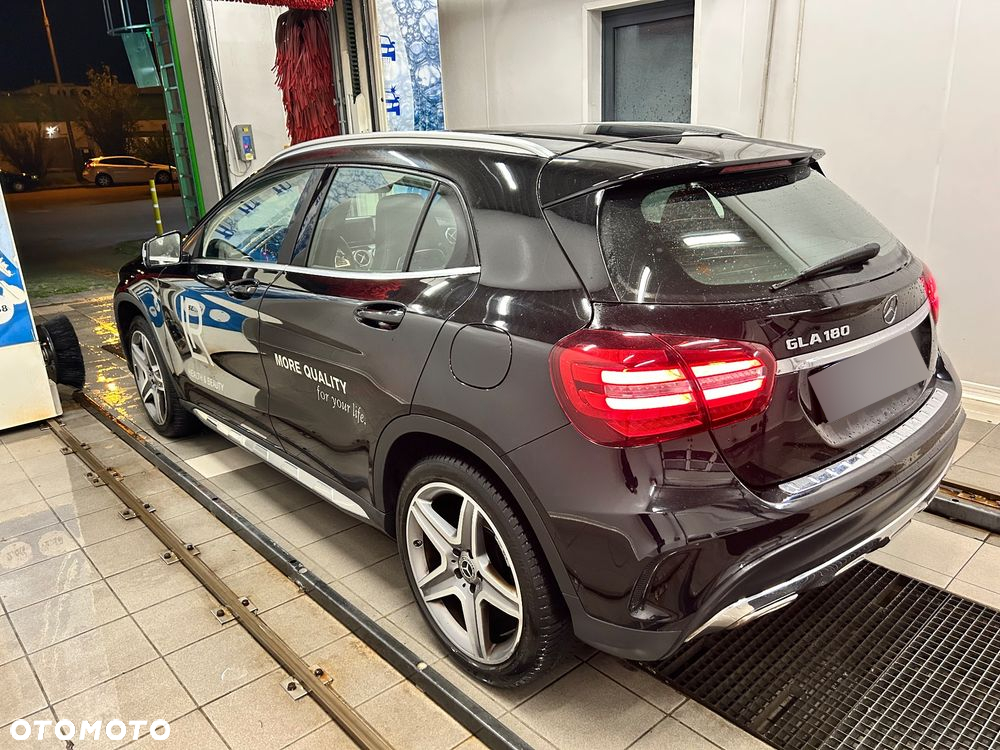 Mercedes-Benz GLA 180 7G-DCT AMG Line - 2