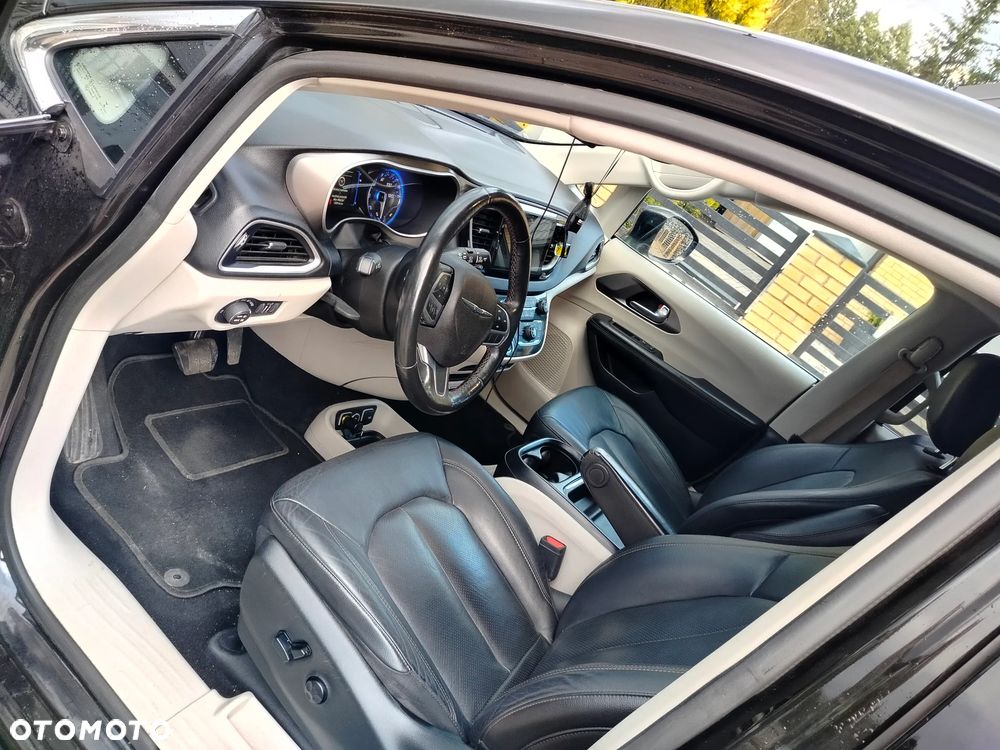 Chrysler Pacifica - 16