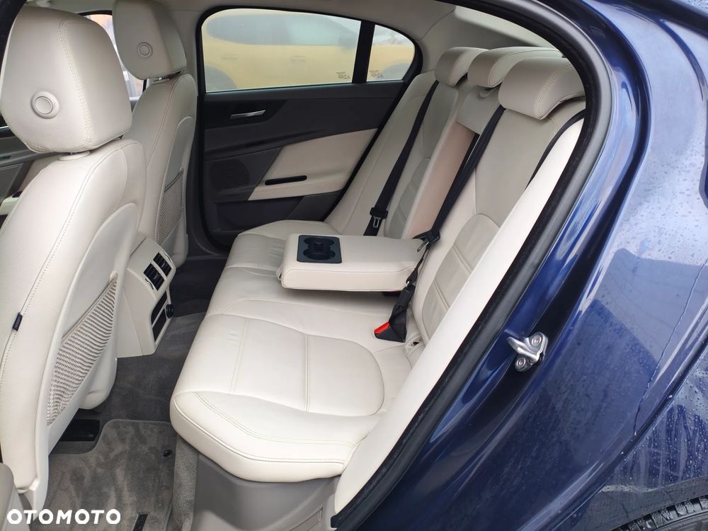 Jaguar XE 2.0 T Prestige - 13