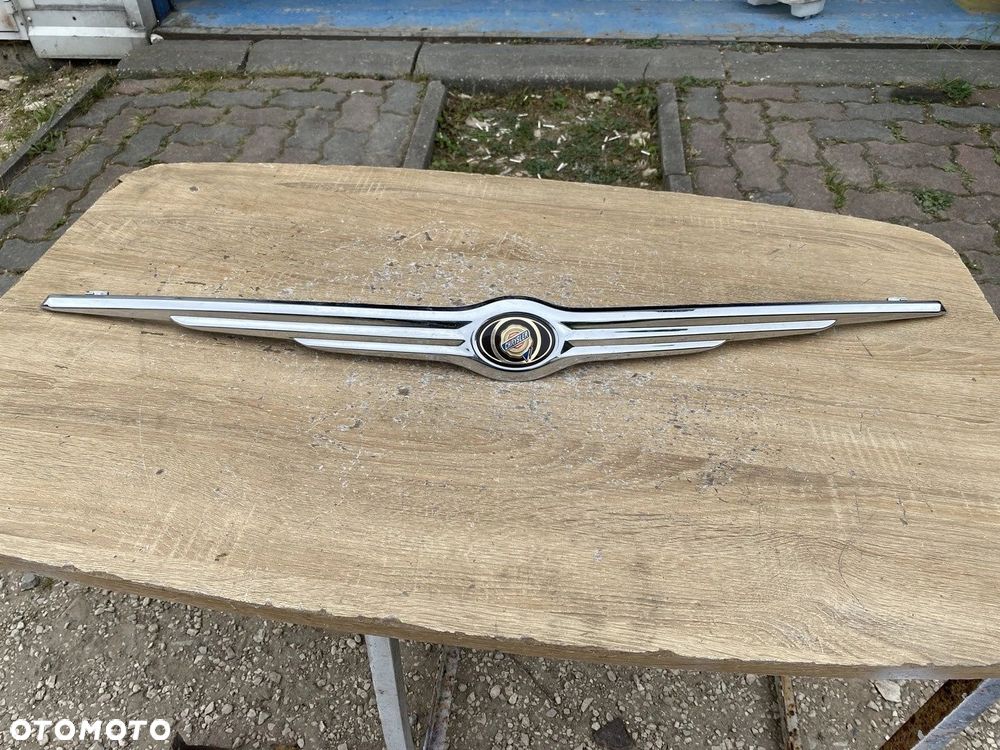 ZNACZEK LOGO CHRYSLER VOYAGER 08-10 55370000AA - 1