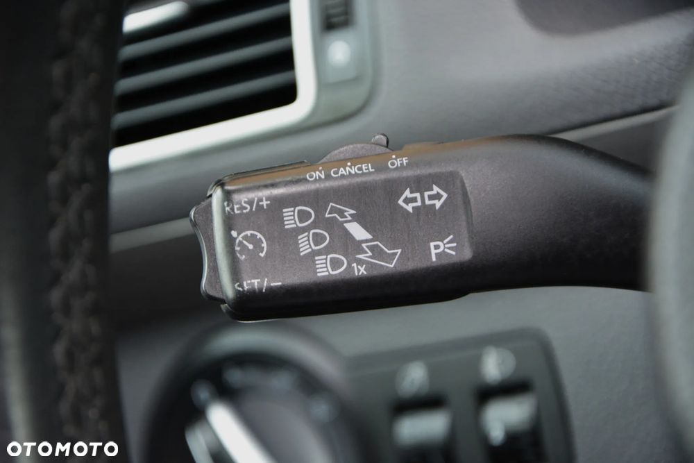 Volkswagen Touran 2.0 TDI DPF BlueMotion Technology Highline - 25