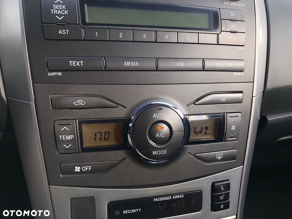 Toyota Corolla 1.6 Premium + - 16