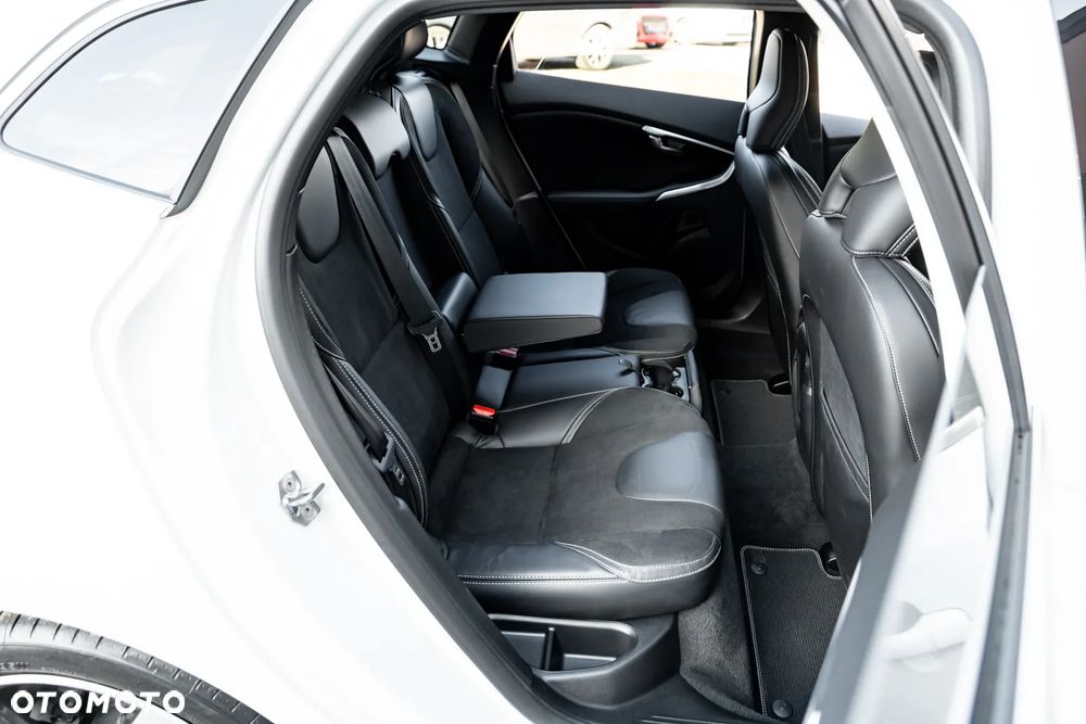 Volvo V40 D3 Geartronic RDesign - 24